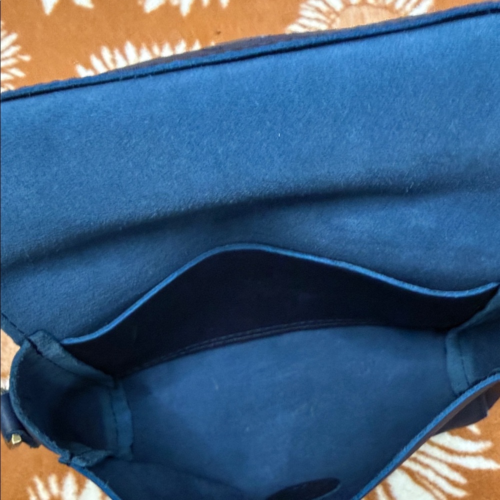 Portland Leather Navy Crossbody Bag - Great Condition! - Picture 4 of 5